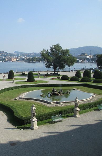 Lago balneabile di fronte a Villa Olmo